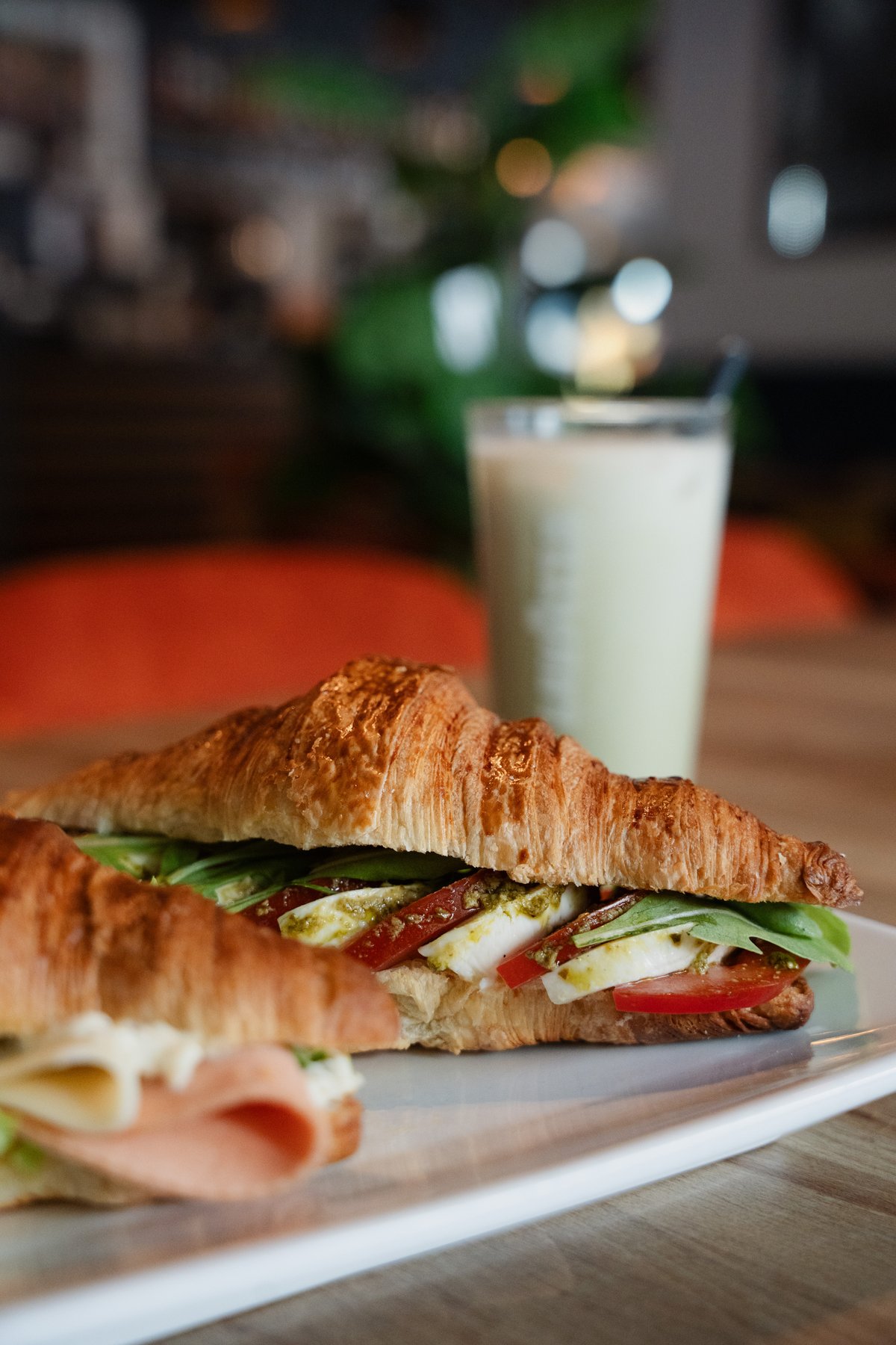 Croissant und Kaffee im Café Bernstein in Dortmund