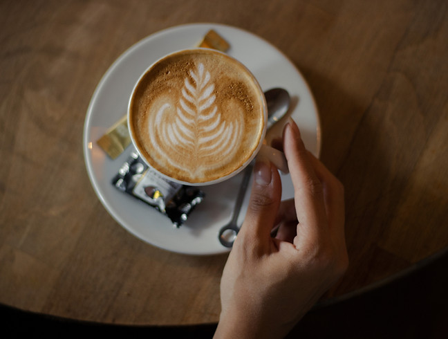 كابتشينو مع رسمة على رغوة الحليب في Café Bernstein دورتموند