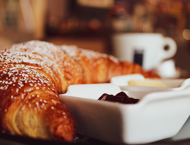 كرواسون مع زبدة ومربّى ضمن الفطور في Café Bernstein