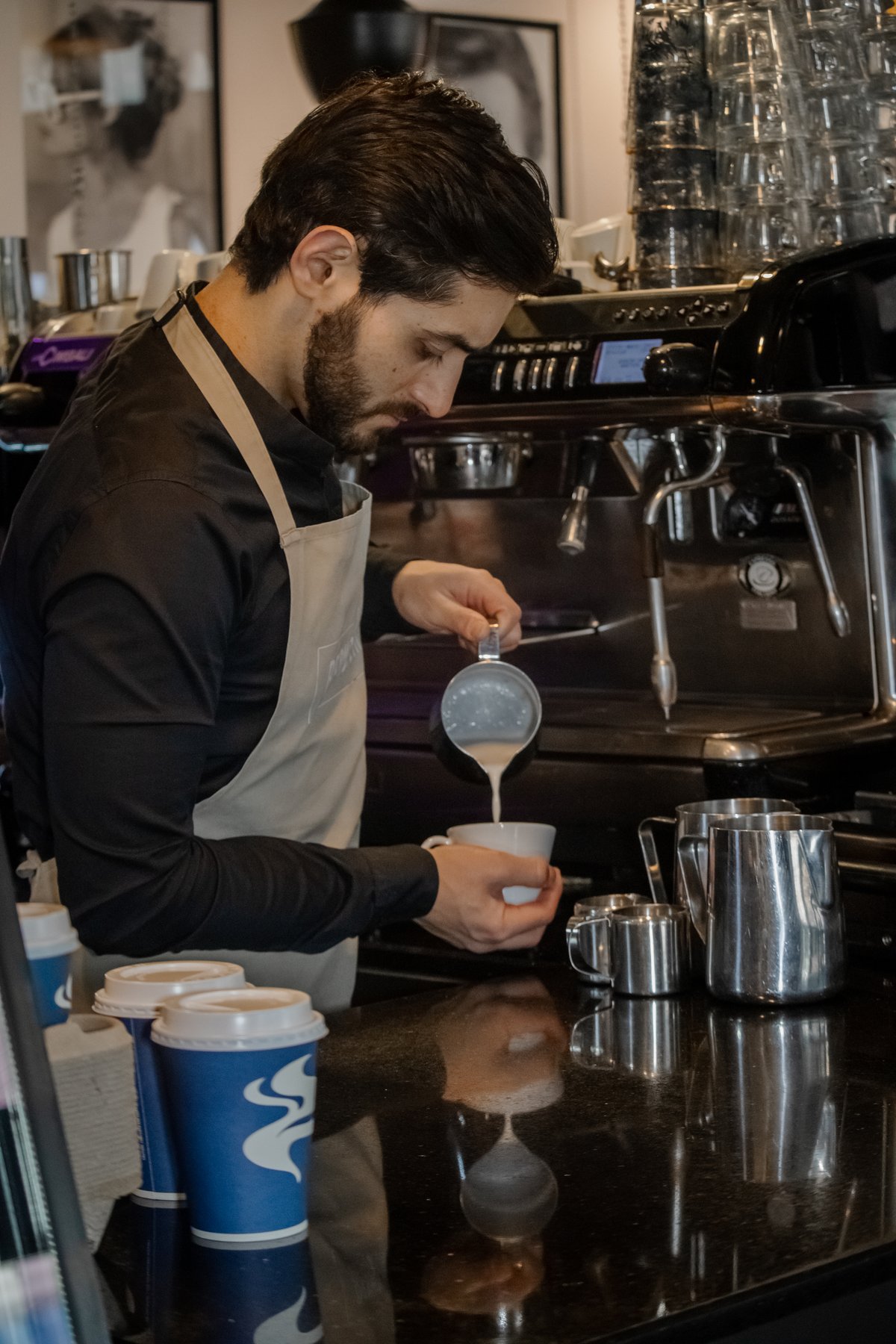 Mitarbeiter des Café Bernstein Dortmund an der Siebträgermaschine