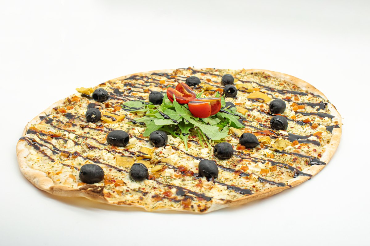 Flammkuchen Weißkäse Peperoni Oliven