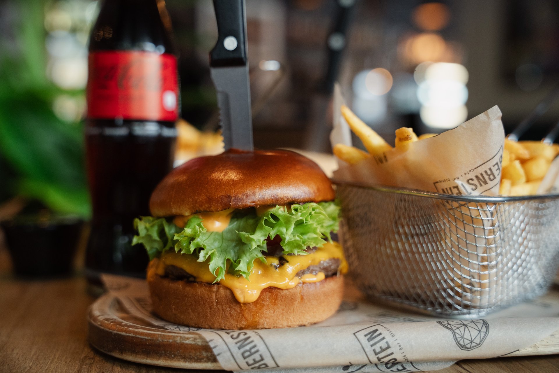 Cheeseburger mit Pommes im Café Bernstein Dortmund