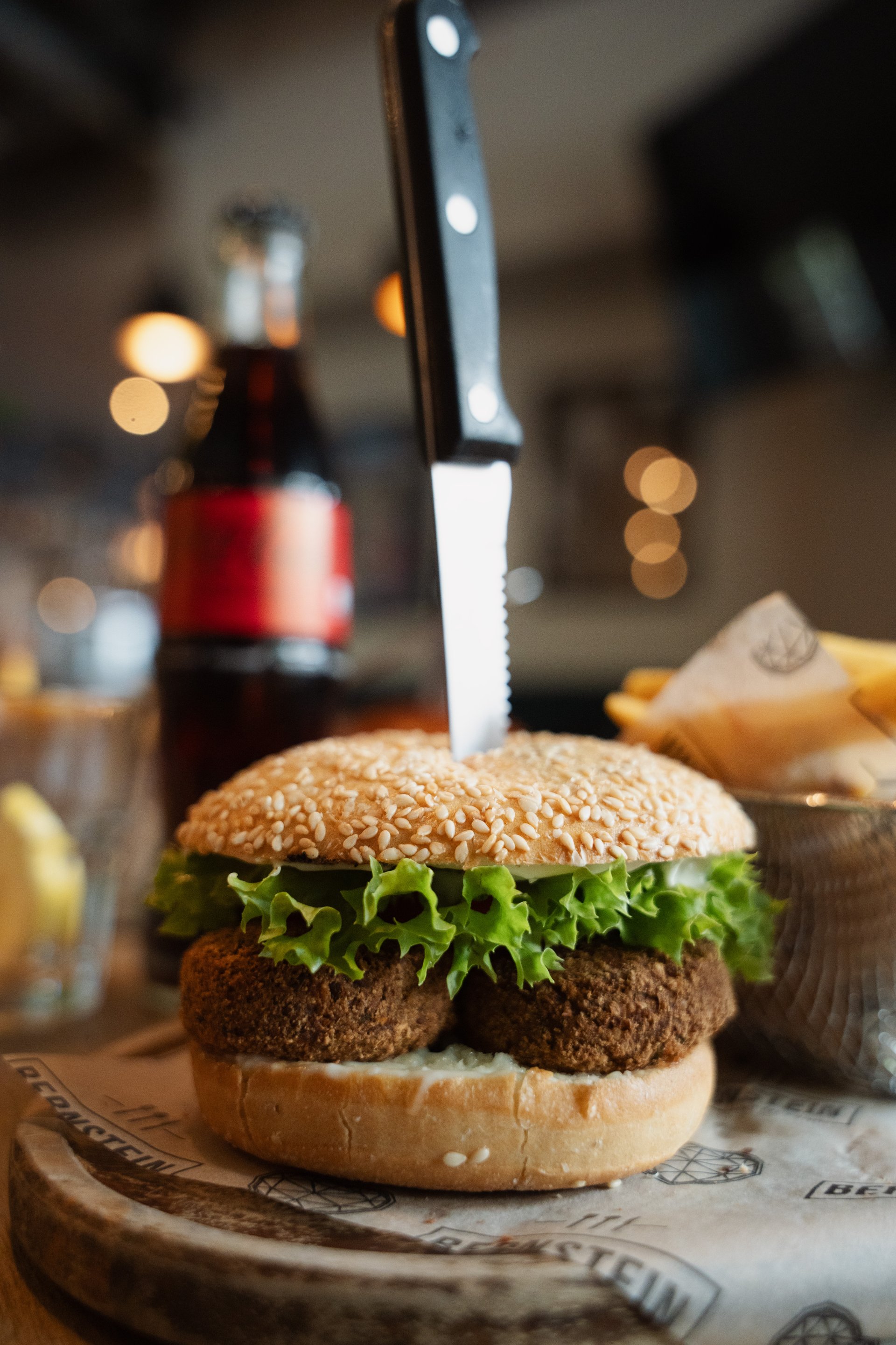 Cheeseburger mit Pommes