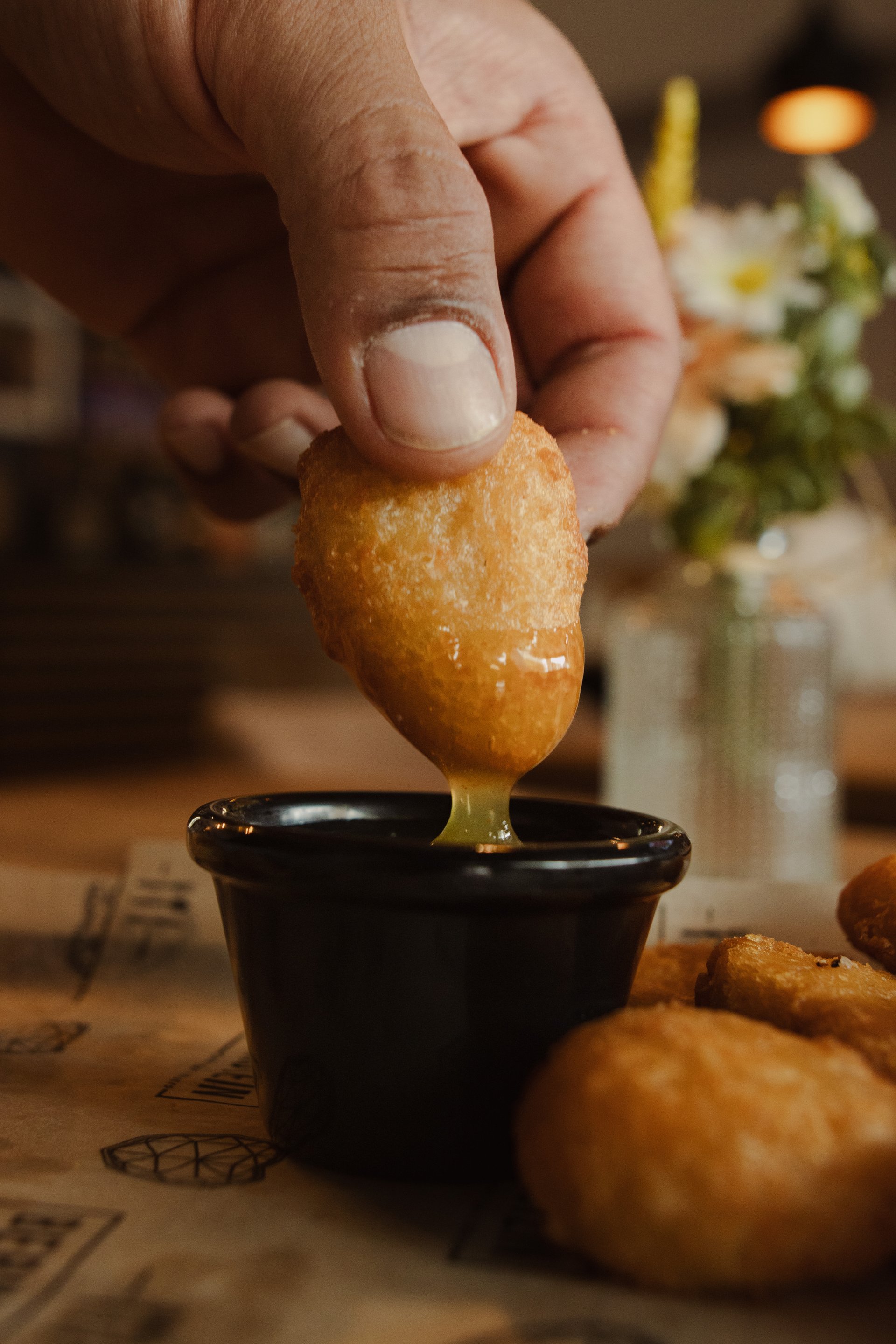 Knusprige Chicken Snacks mit Dip