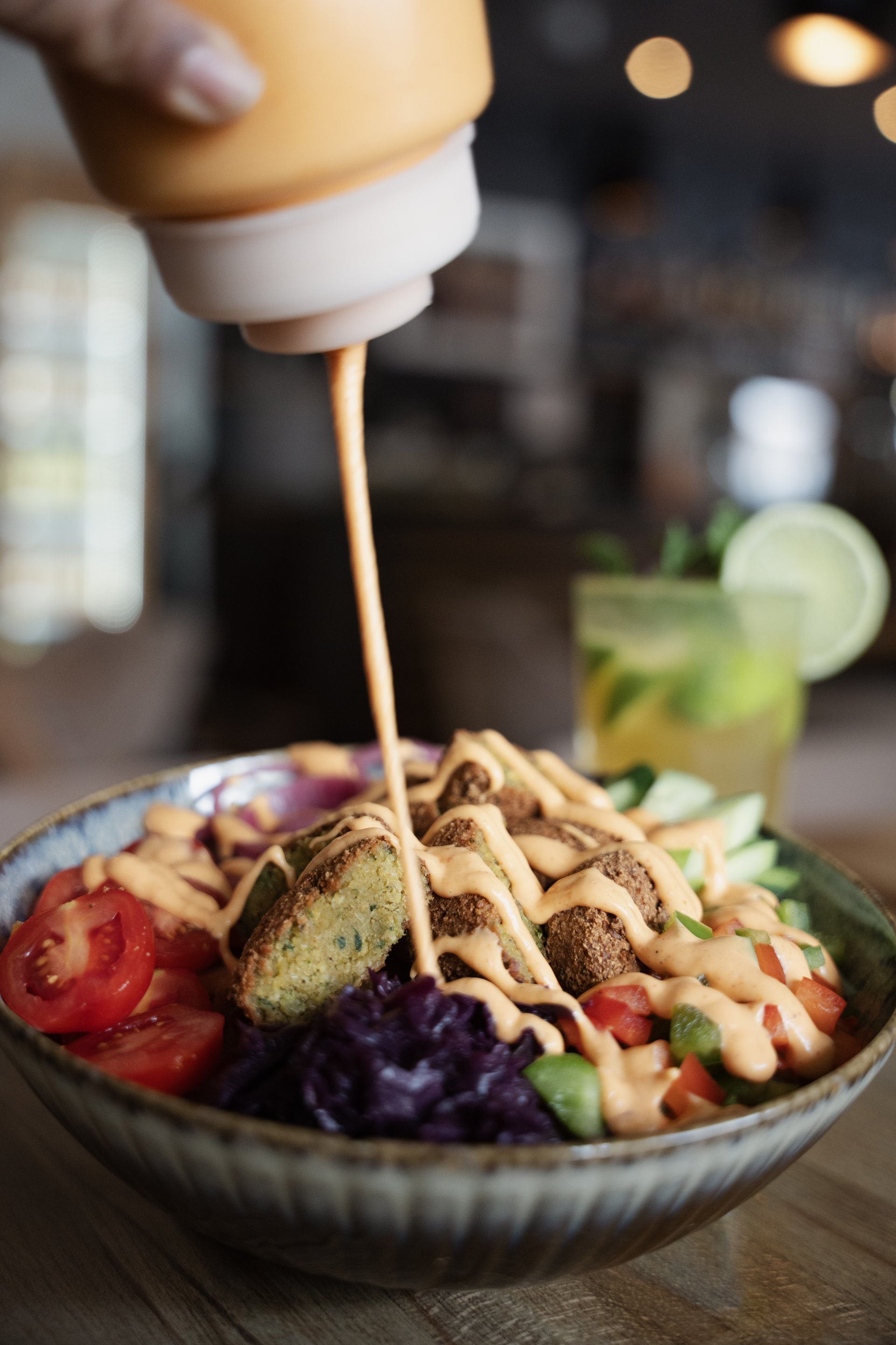 Vegane Falafel Bowl mit frischem Gemüse